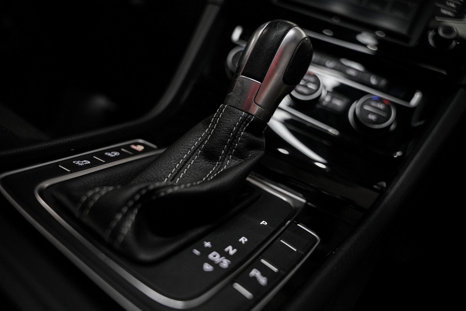 RHD Real Carbon Fibre DSG Gear Shift Knob Panel Cover For VW Golf